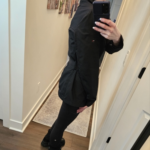 Tommy Hilfiger Rain Jacket - SIZE M - Picture 4 of 16